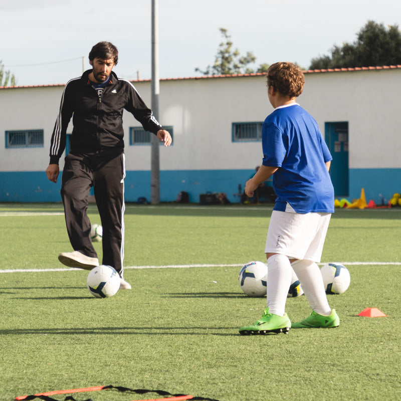 jovens jogadores de futebol a treinar na Sports Academy