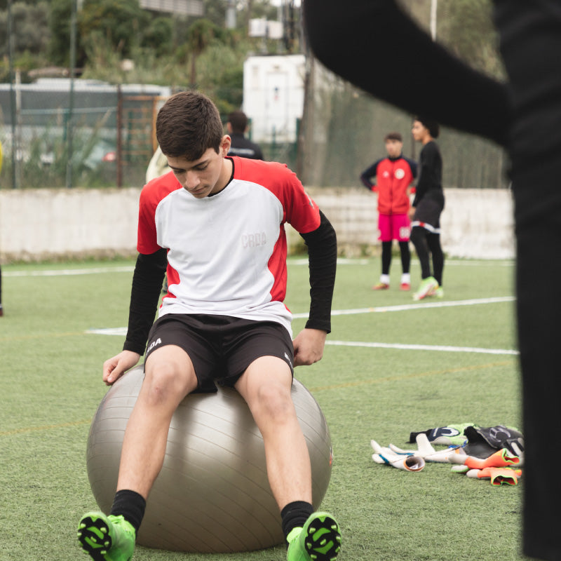 jovens jogadores de futebol a treinar a performance física na Sports Academy