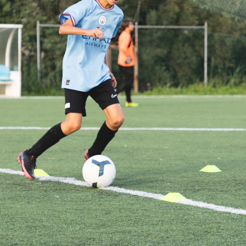 jovens jogadores de futebol a treinar na Sports Academy