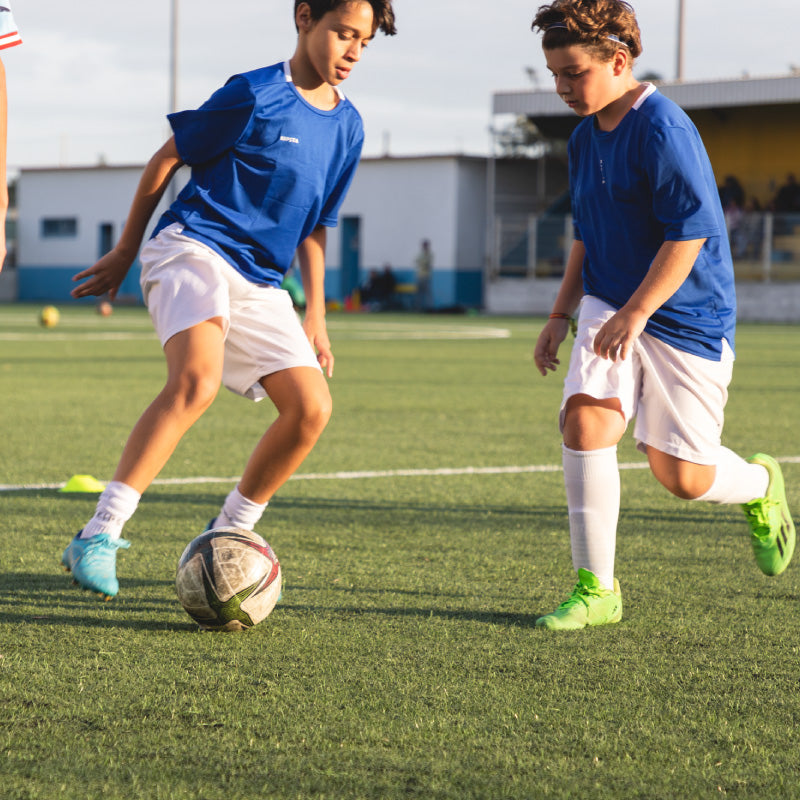jovens jogadores de futebol a treinar na Sports Academy